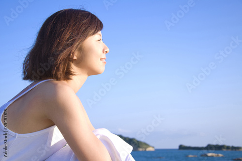 Photo: 海辺で遠くを見つめる女性 海辺で遠くを見つめる女性