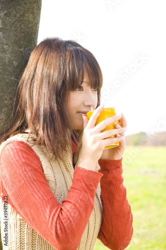 Photo: マグカップを持つ笑顔の女性 マグカップを持つ笑顔の女性
