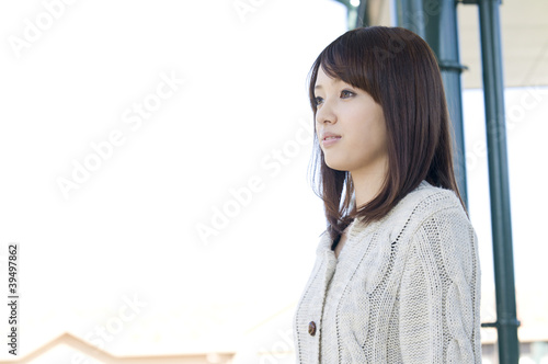 Photo: 遠くを見つめる女性 遠くを見つめる女性