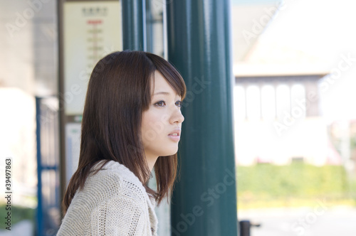 Foto: バスを待つ女性 バスを待つ女性