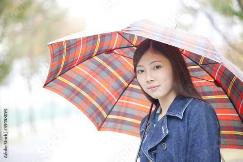 Photo: 傘を差して見つめる女性 傘を差して見つめる女性