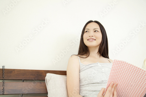 Photo: 本を持って微笑む女性 本を持って微笑む女性