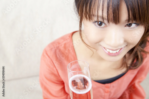 Photo: シャンパンを飲む女性 シャンパンを飲む女性
