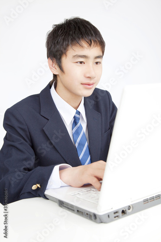 Photo: ノートパソコンに向かう男子中学生 ノートパソコンに向かう男子中学生