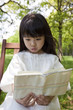 木陰で本を読む女の子