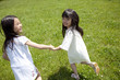 草原を走る女の子2人