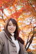 Photo: 紅葉の下で微笑む女性 紅葉の下で微笑む女性