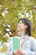 笑顔で歩く大学生