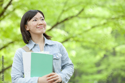 Foto: 笑顔で歩く大学生 笑顔で歩く大学生