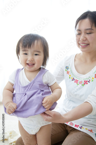 Photo: 母親に着替えさせてもらう女の子 母親に着替えさせてもらう女の子