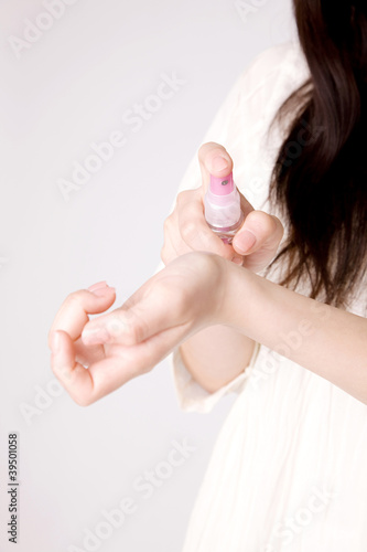 Photo: 香水をつける女性 香水をつける女性