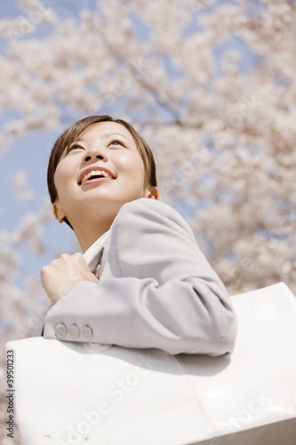 Photo: 通勤中に桜を見上げるOL 通勤中に桜を見上げるOL