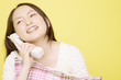 電話をしている女性