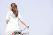 自転車を押している女性