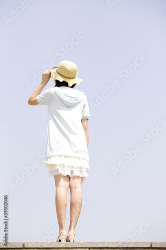 Photo: 空を眺めている女性の後ろ姿 空を眺めている女性の後ろ姿