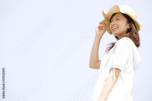 Photo: 空を眺めている女性 空を眺めている女性