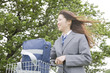 自転車をひく女子高生