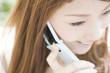 携帯電話で通話をしている女性