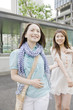 Foto: 街中を歩いている女性 街中を歩いている女性