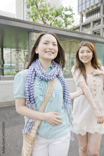 Photo: 街中を歩いている女性 街中を歩いている女性