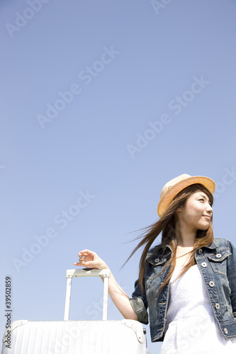 Photo: キャリーバックを持っている女性 キャリーバックを持っている女性