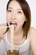 素麺を食べる女性