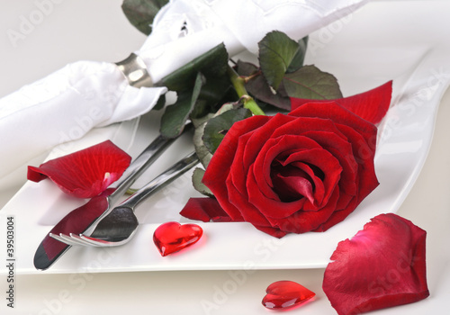 Foto: Romantic place setting with red rose for lovers Romantic place setting with red rose for lovers
