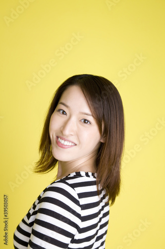 Foto: 振り返る笑顔の女性 振り返る笑顔の女性