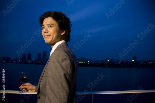 Photo: ワインを飲むビジネスマン ワインを飲むビジネスマン