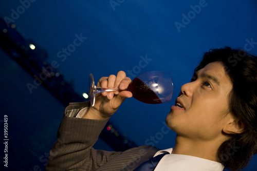 Photo: ワインを飲むビジネスマン ワインを飲むビジネスマン