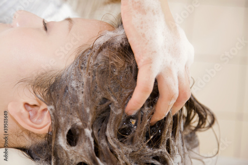 Foto: ヘアサロンで髪を洗ってもらう女性 ヘアサロンで髪を洗ってもらう女性