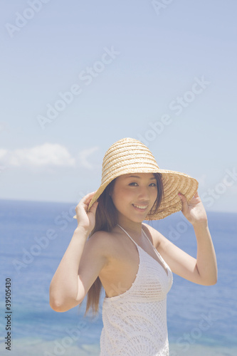 Photo: 麦わら帽子を被って振り向く女性 麦わら帽子を被って振り向く女性