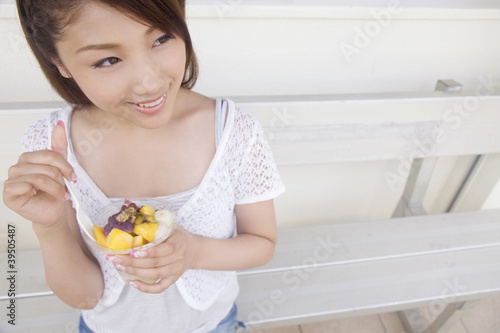 Photo: パフェを食べようとする女性 パフェを食べようとする女性