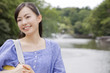 噴水の前で微笑む女性
