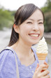 ソフトクリームを持った女性