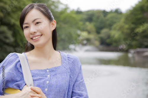 Photo: 噴水の前で微笑む女性 噴水の前で微笑む女性