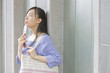 携帯電話を持って上を眺める女性