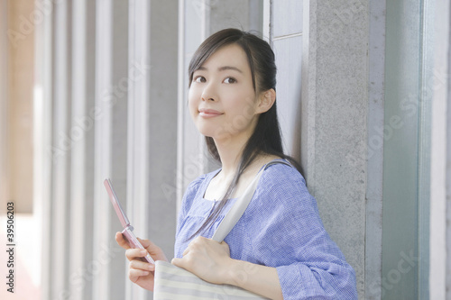 Photo: 待ち合わせをしている女性 待ち合わせをしている女性