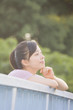 陸橋から遠くを眺める女性