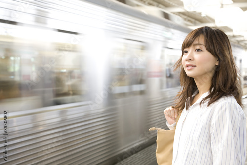 Photo: 電車を待つOL 電車を待つOL