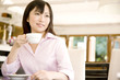 カフェでティーカップを持つ女性