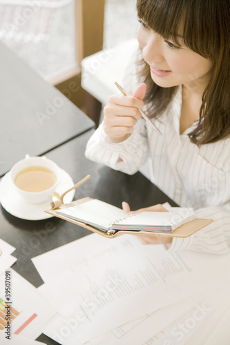 Photo: カフェで打ち合わせをするOL カフェで打ち合わせをするOL