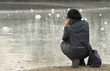 ragazza davanti a lago ghiacciato