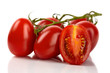 Frische Roma Tomaten geschnitten vor weißem Hintergrund