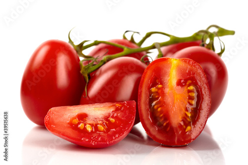 Photo: Frische Roma Tomaten geschnitten vor weißem Hintergrund Frische Roma Tomaten geschnitten vor weißem Hintergrund