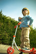 Enfant en trottinette