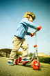 Enfant en trottinette