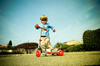Enfant en trottinette