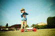 Enfant en trottinette