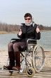 Frau im Rollstuhl in der Natur